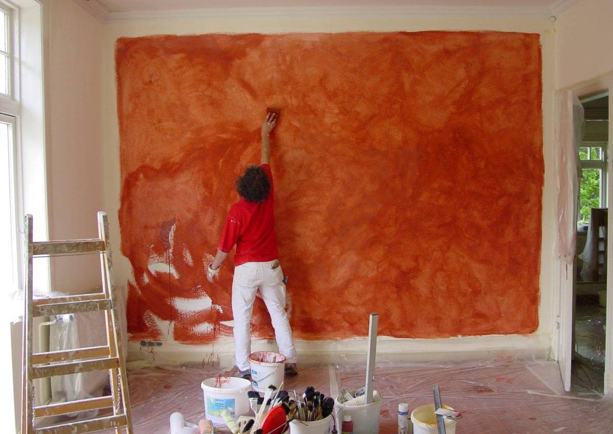 Окраска стен поверх штукатурки: какую моющуюся влагостойкую краску выбрать
