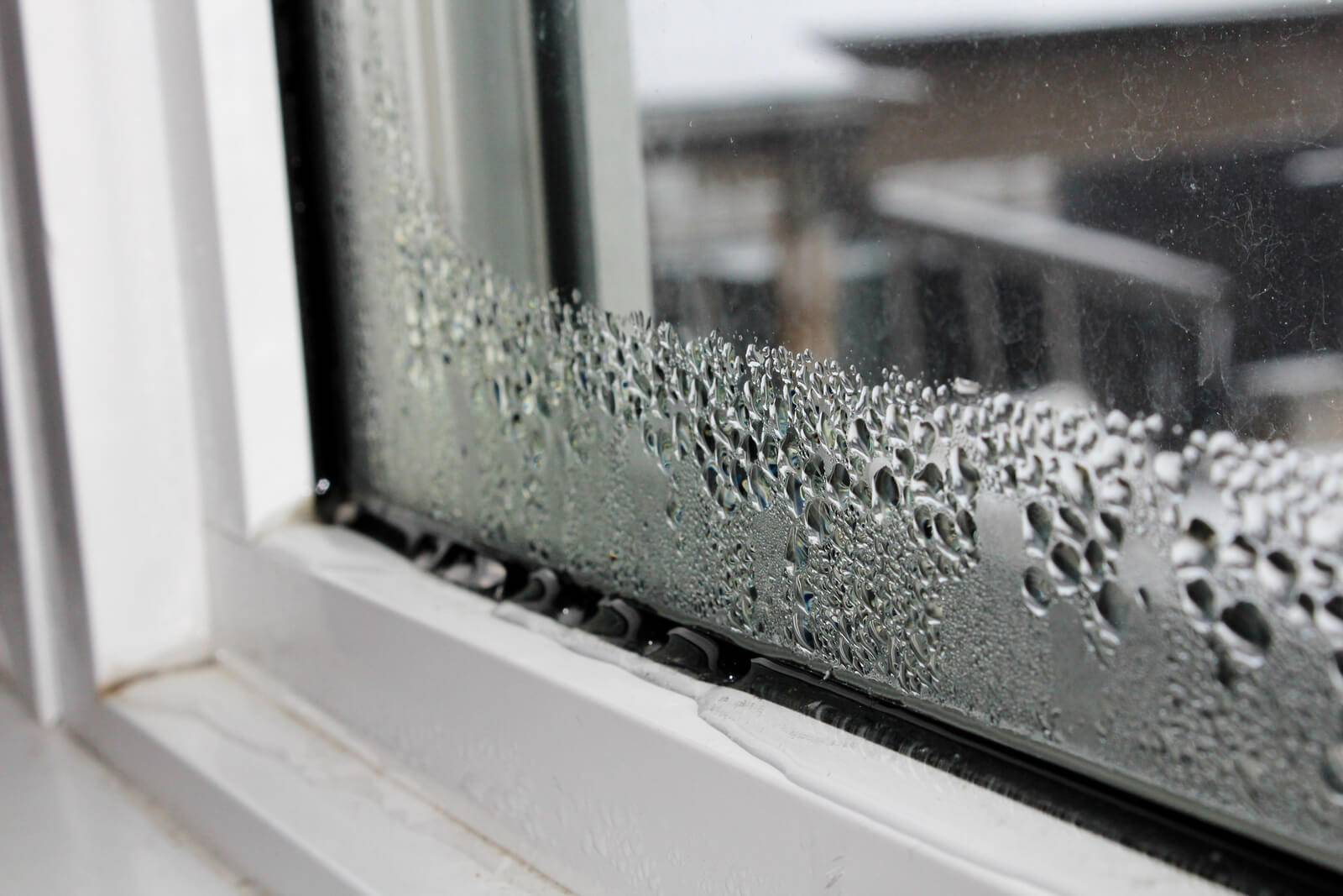 Текут окна: причины проблемы в частном доме, квартире, что сделать .
