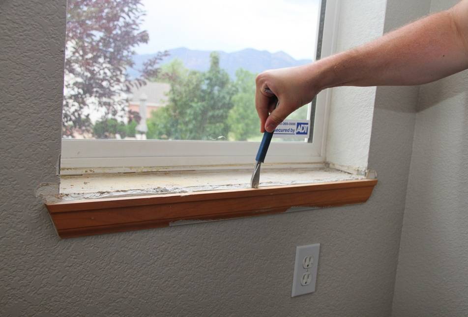 Как снять подоконник с пластикового окна