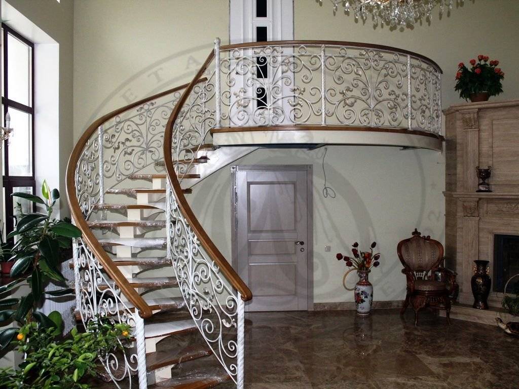 Кованые лестницы в доме на второй этаж: безопасность и привлекательный дизайн