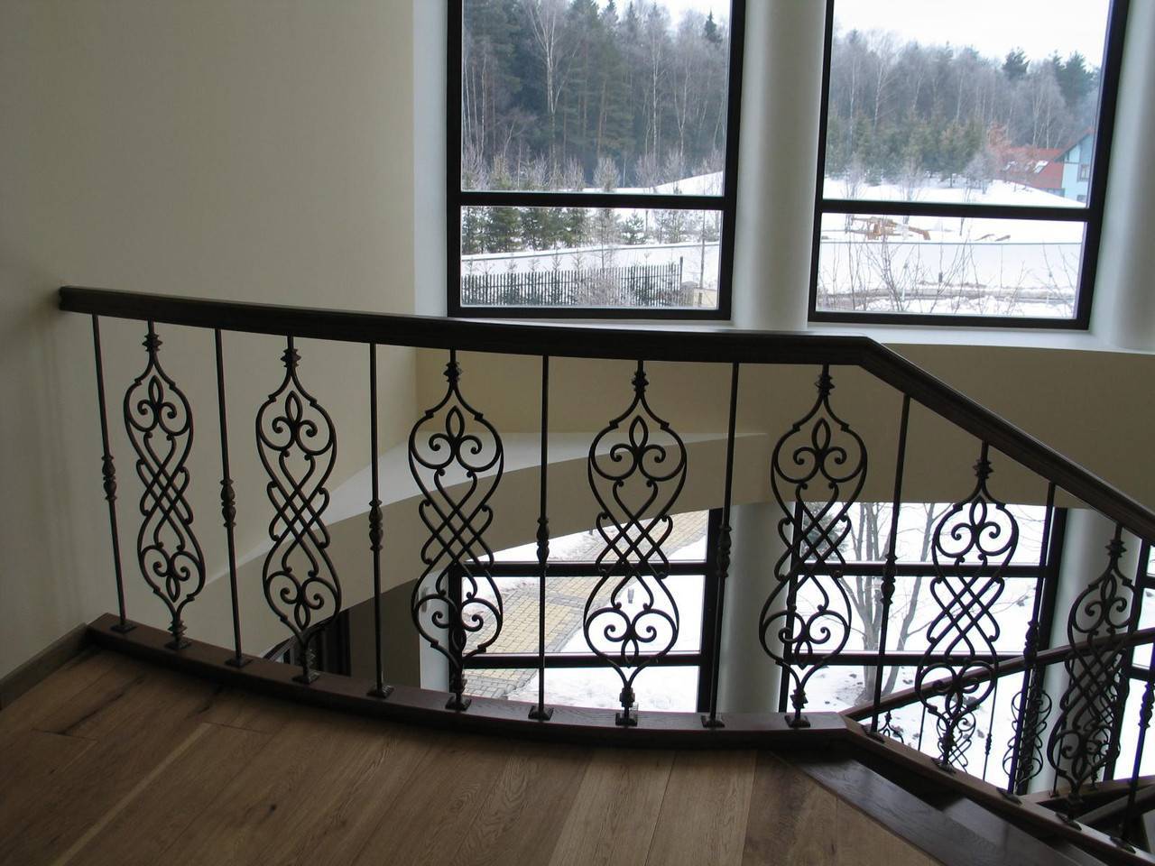 Кованые лестницы на второй этаж в частном доме: правила выбора и фото