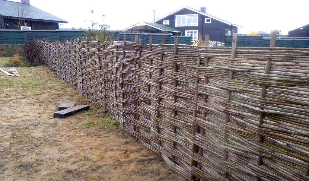 Забор из лозы — пошаговая инструкция как сплести своими руками красивый и прочный забор (145 фото + видео)