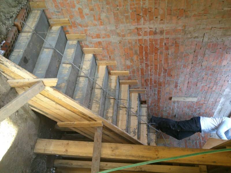 Отделка бетонных лестниц (81 фото): облицовка ступеней деревом, обшивка маршей из бетона в частном доме