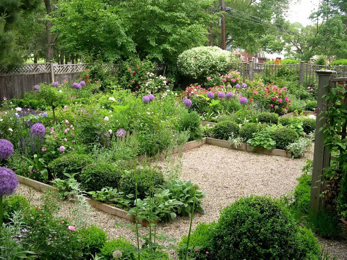 Оформление дачного участка и сада цветами, декоративными кустарниками и подручными материалами красиво и недорого
 - 19 фото