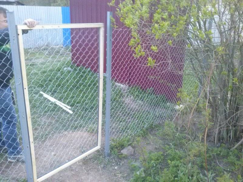 Чем и как покрасить сетку рабицу на заборе?