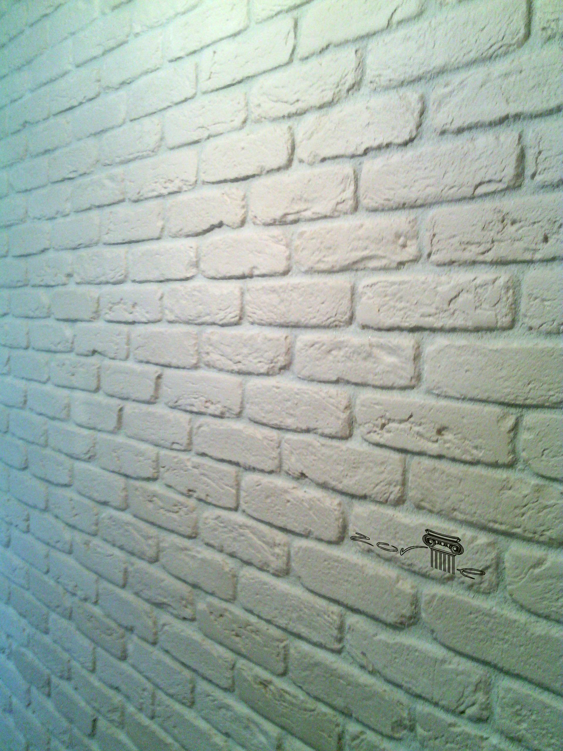Белая кирпичная стена в интерьере спальни, гостиной, кухни