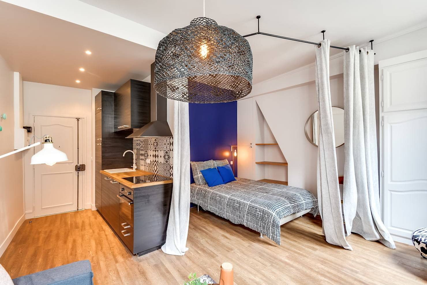 Спальня в квартире студии: актуальные идеи планировки и зонирования (130 фото)варианты планировки и дизайна