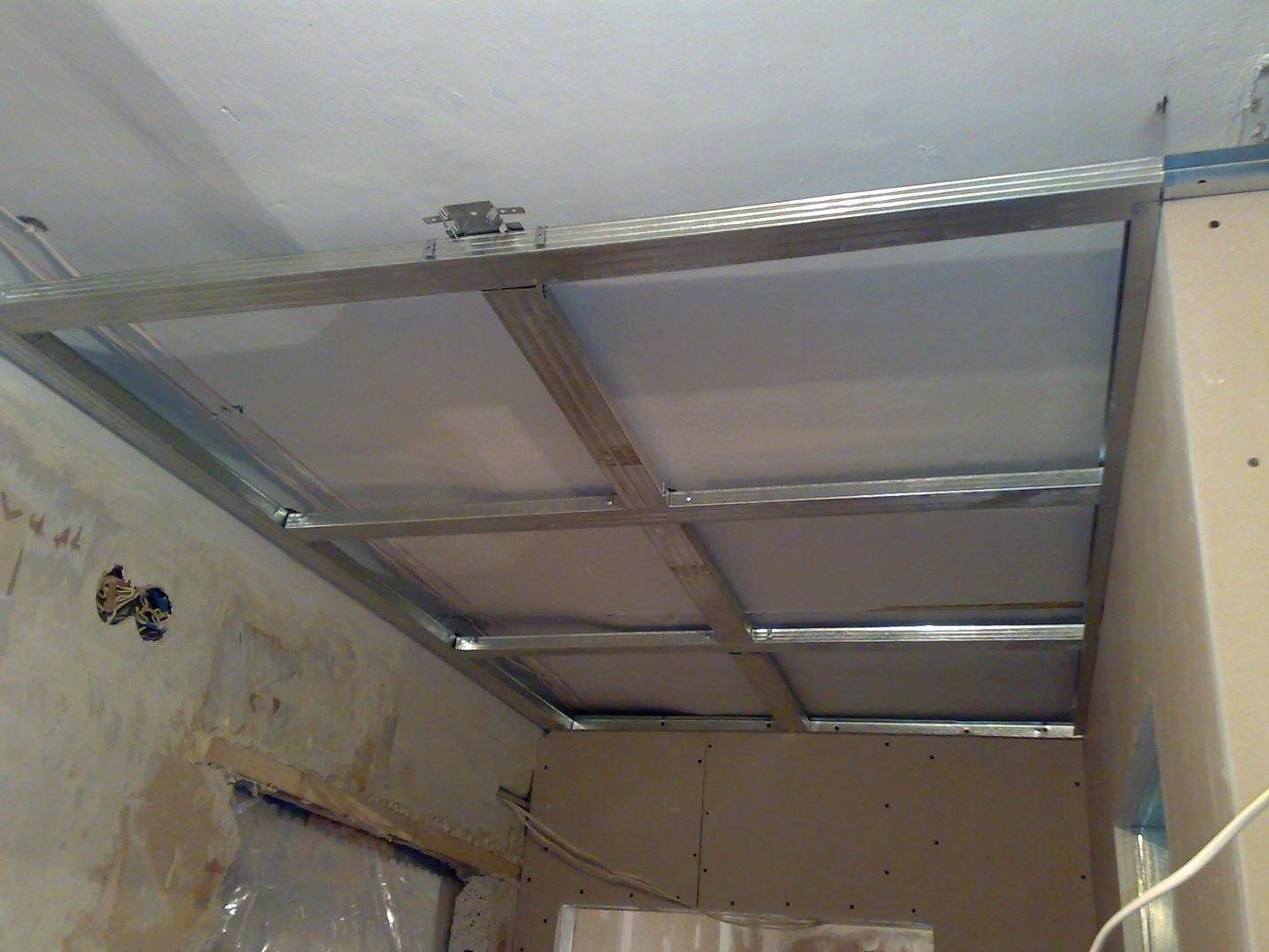 Подвесной потолок в ванной комнате: как сделать навесной потолок для ванной своими руками, что можно сделать с потолком, установка подвесного потолка, как и из чего можно сделать