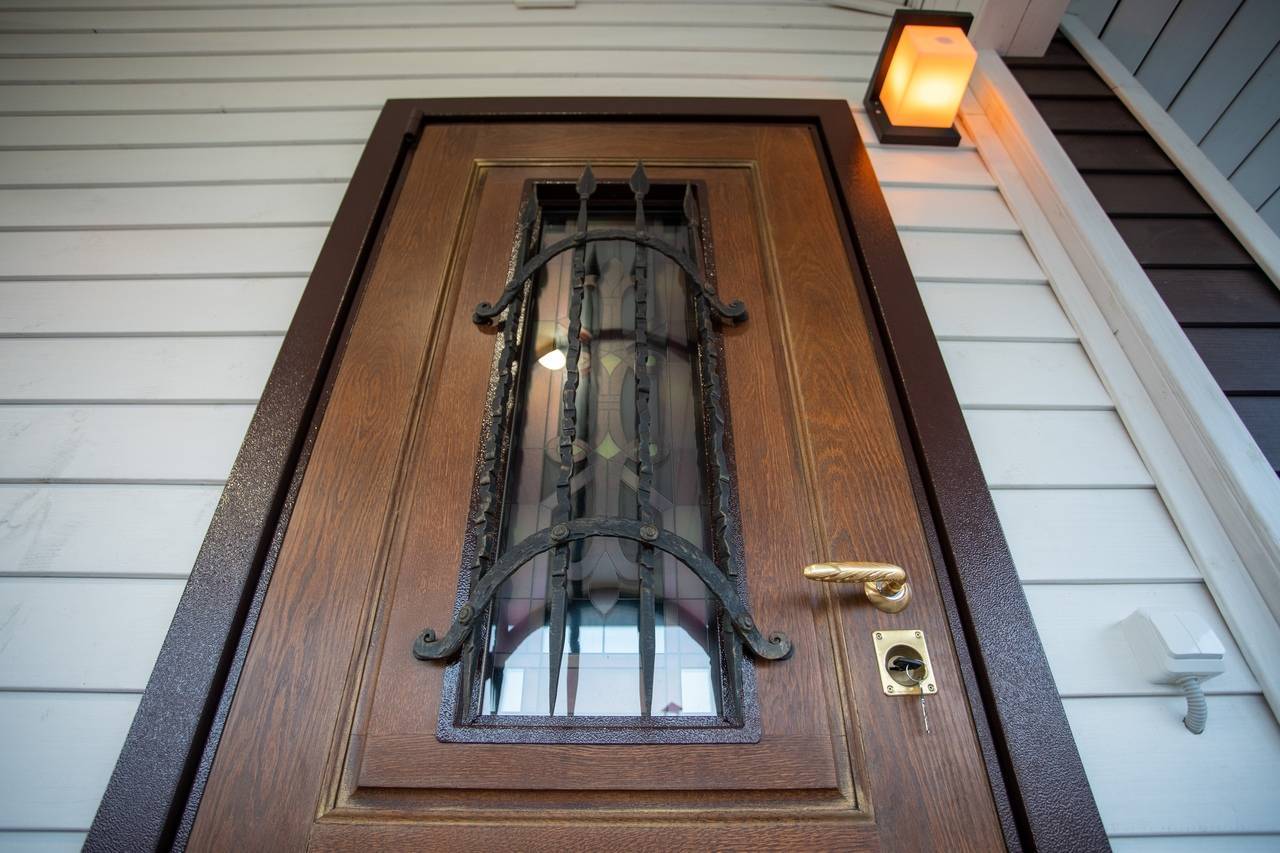 Какие входные двери установить в дом: металлические или деревянные? | недвио