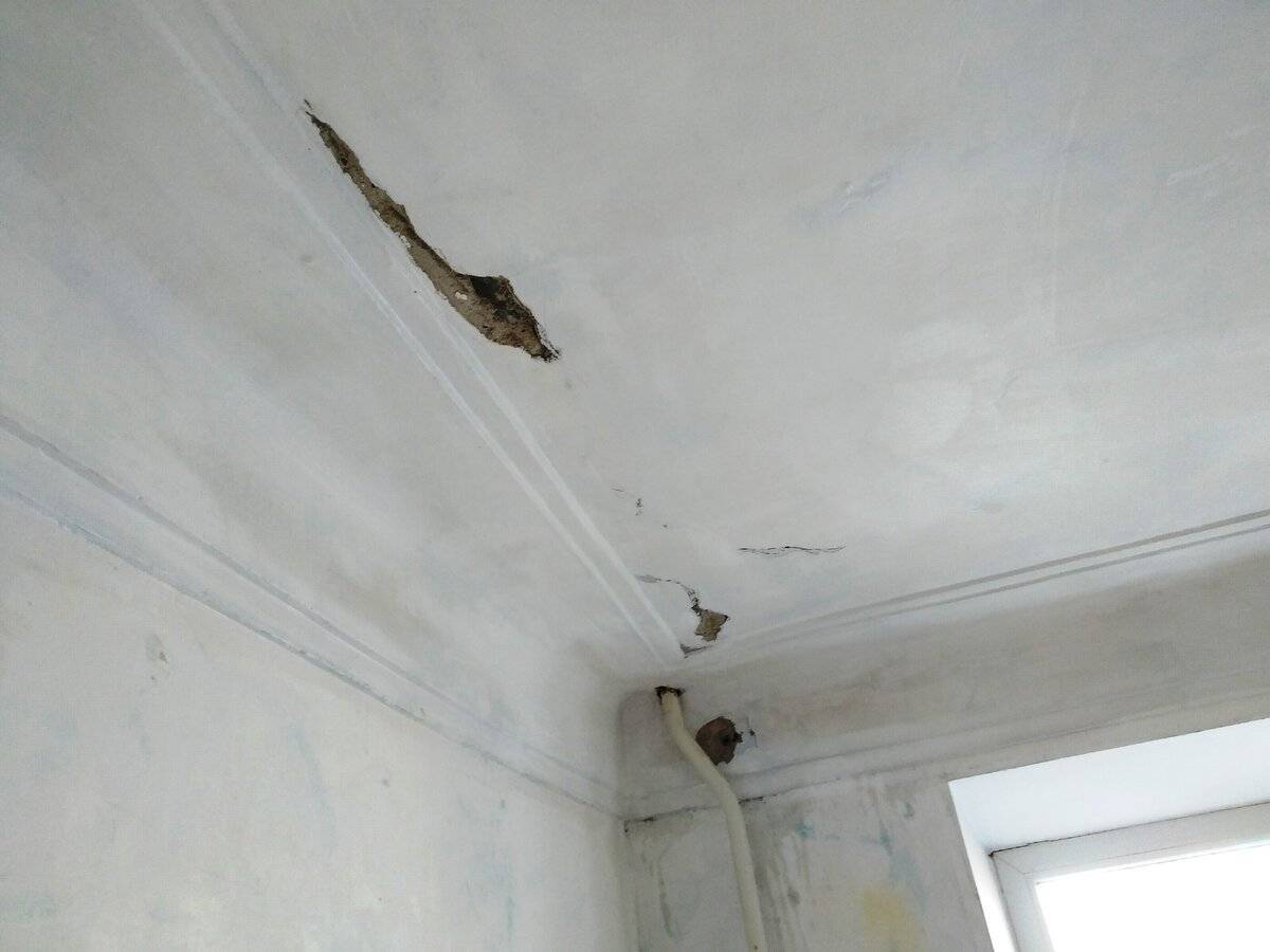 Трещины на потолке. Трещина в плите перекрытия. Микротрещины на потолке. Для заделывания трещин потолка.