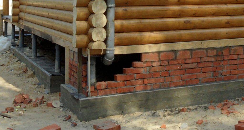 Как и чем закрыть свайный фундамент снаружи, а также облицовка и обшивка основания деревянного дома