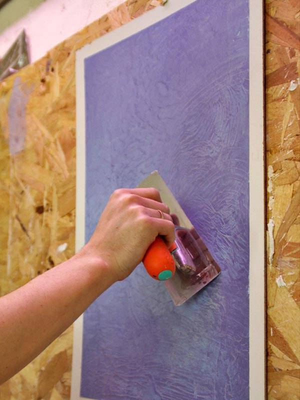 Отделка стен декоративной штукатуркой своими руками: пошаговая инструкция, видео