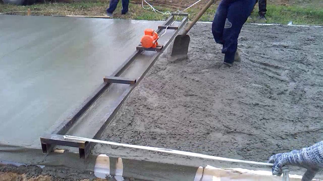 Как правильно работать виброрейкой для укладки бетона?