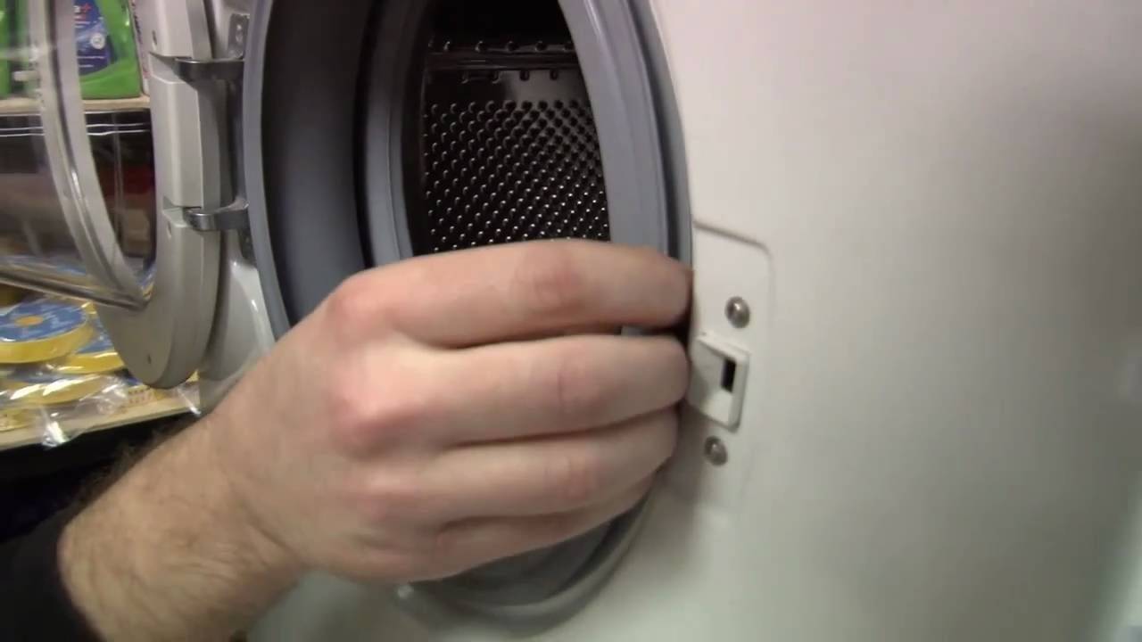 Почему стучит барабан в стиральной. Машинка стиральная Индезит шумит. Стиральная машинка стучит при отжиме. Стиральная машина при отжиме сильно шумит. Загудела стиральная машина.