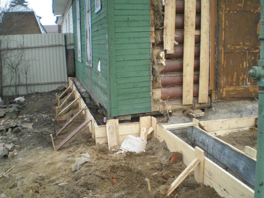 Как залить фундамент под старый деревянный дом не поднимая его?