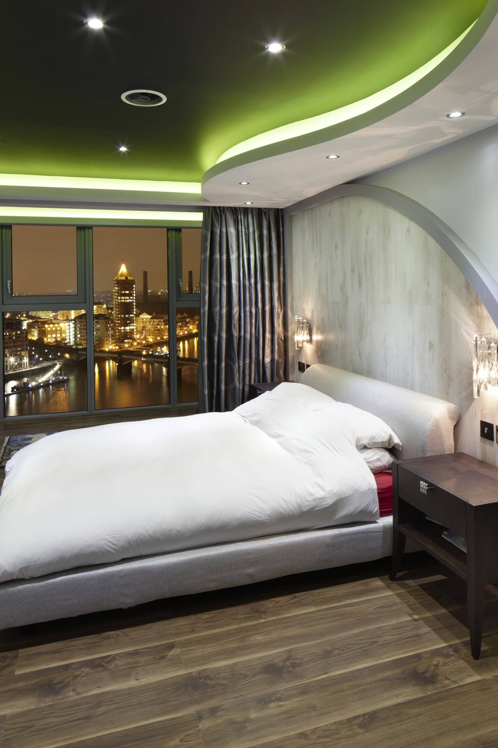 Натяжной потолок в спальне современный с подсветкой: красивые варианты, дизайн глянцевого потолка
 - 37 фото