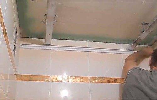 Пластиковый потолок в ванной – крепление и монтаж
