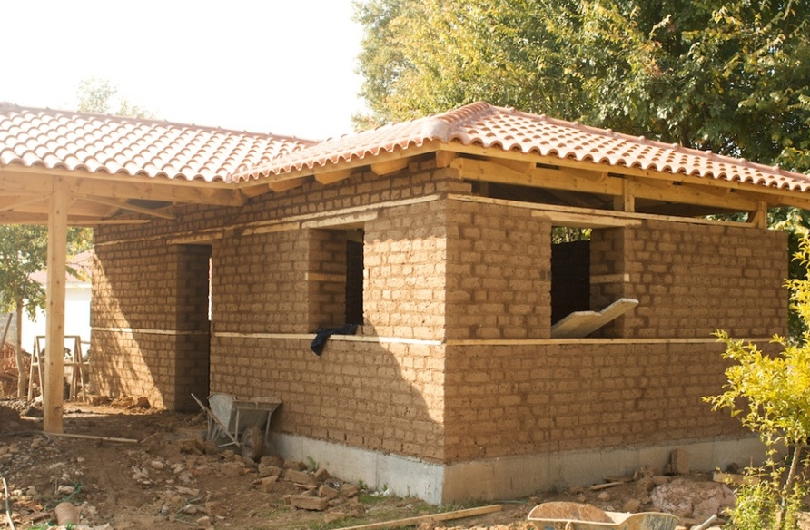 Саманный дом: экологичное и доступное жильё из подручных материалов