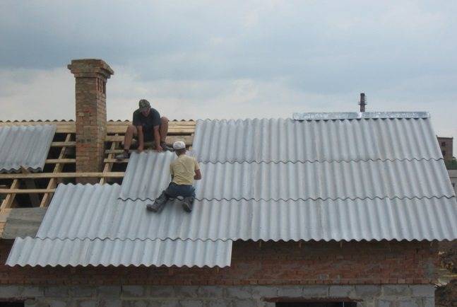Крыша из шифера своими руками: как правильно поднять шифер и накрыть крышу