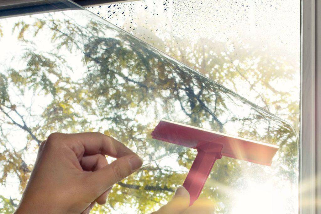 Как закрепить солнцезащитную пленку на окно: какую выбрать, способы установки, плюсы и минусы, особенности ухожа и как ее потом удалить