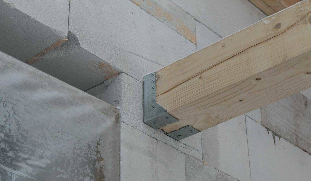 Как закрепить обрешетку на бетонной стене?