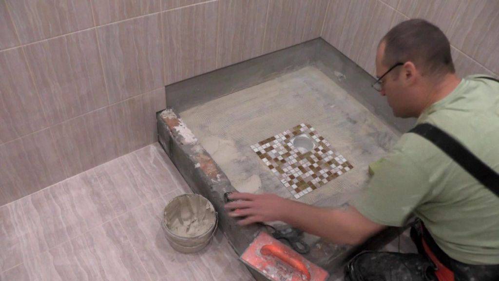 Мозаика на стену: как клеить на стены в ванной, как положить своими руками на пол, как правильно проводить работы по монтажу в небольших пространствах