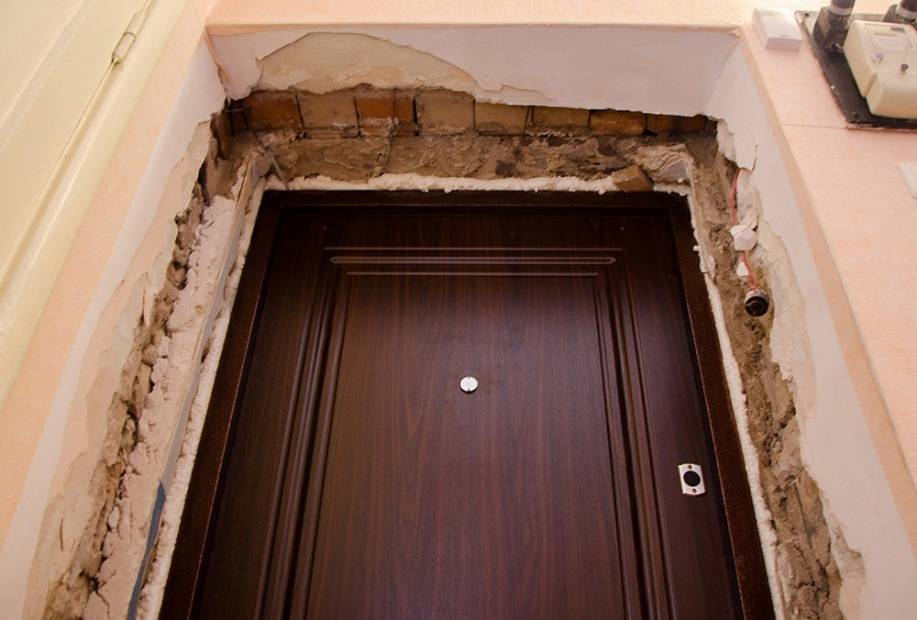 Штукатурка откосов входной двери: функции, плюсы и минусы, пошаговая работа