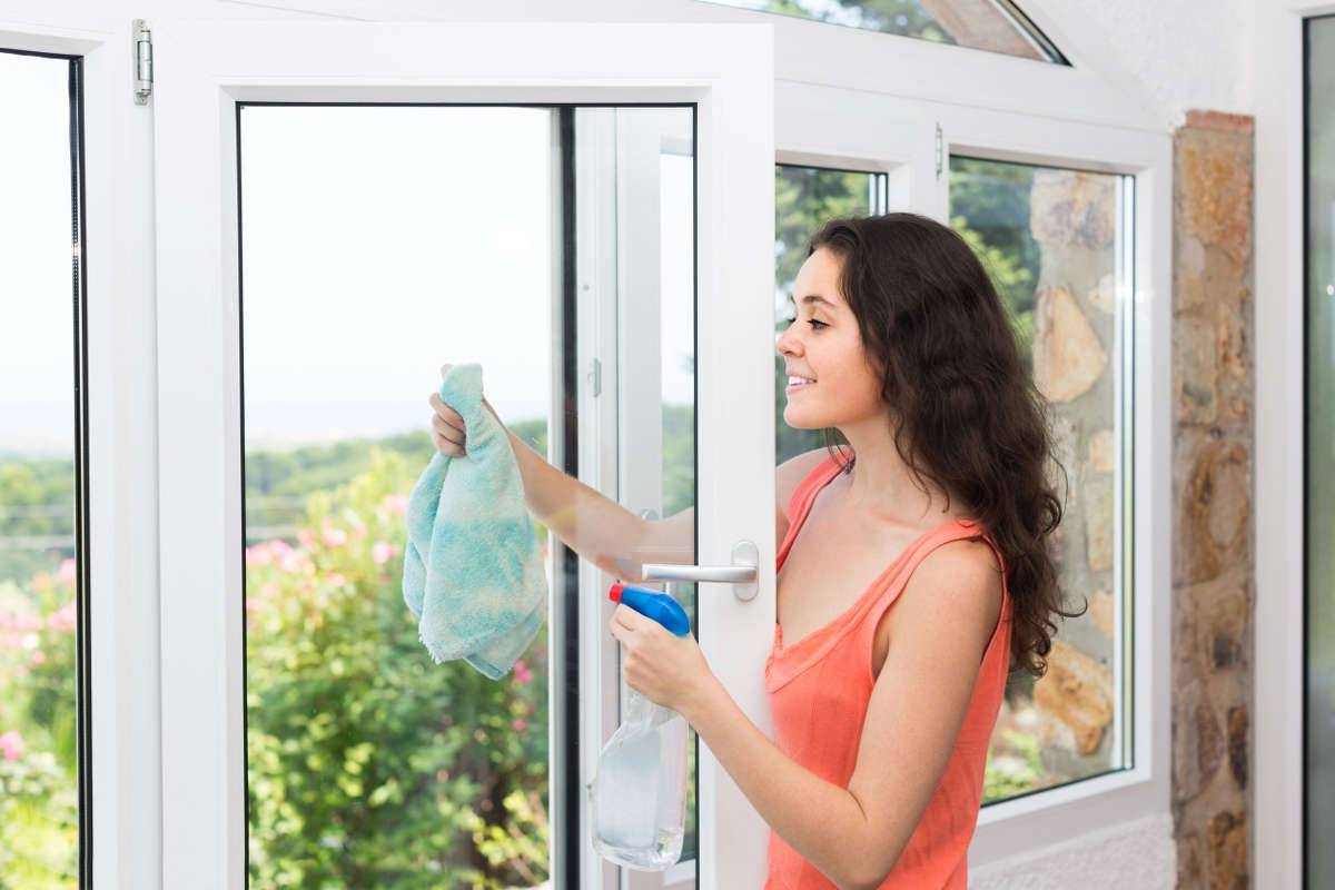 Чем мыть подоконник пластикового окна: как правильно выбрать чистящее средство, что лучше не стоит использовать для чистки?