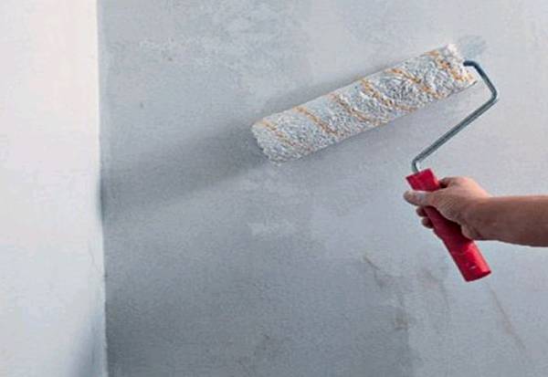Какую грунтовку выбрать для стен: под обои или покраску