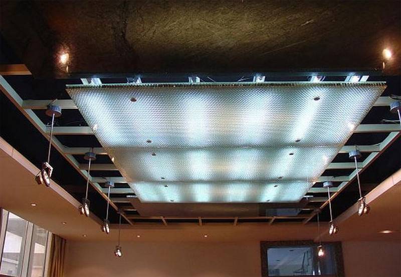 Стеклянные потолки (с подсветкой и без) - 30 фото интерьеров
