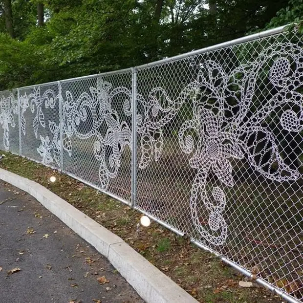 Как покрасить сетку рабицу на заборе?