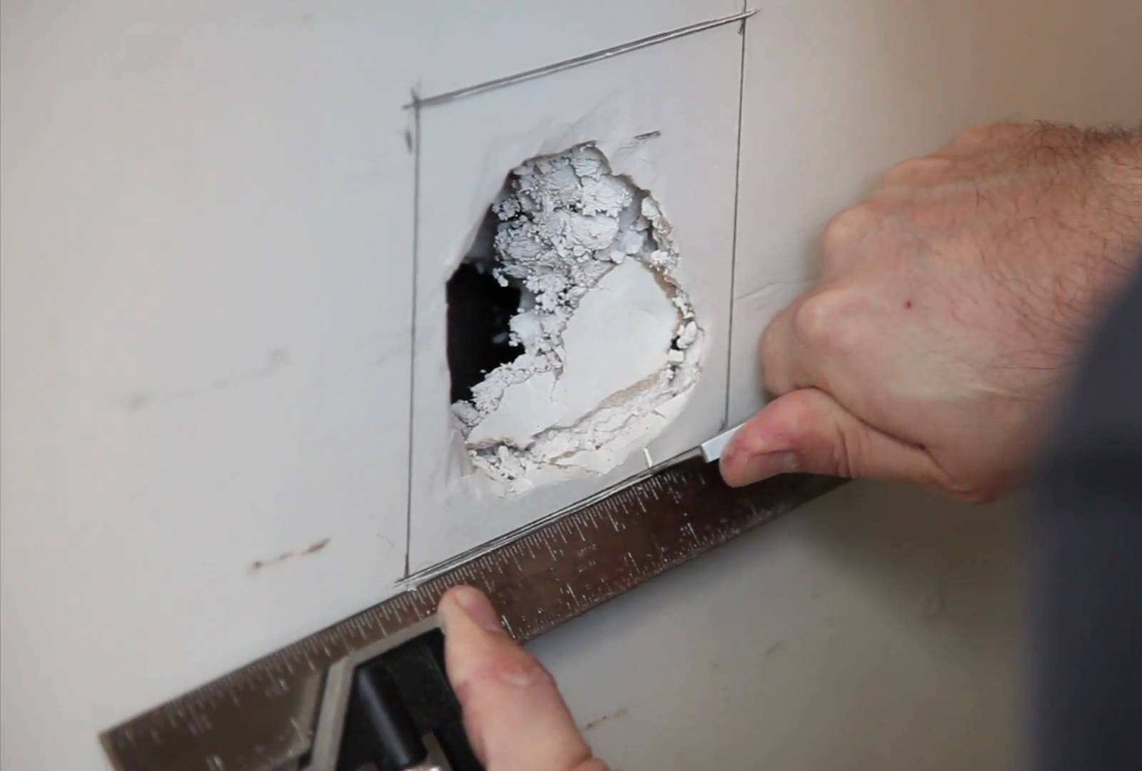 Чем заделать дыры в стене из бетона от перфоратора перед поклейкой обоев