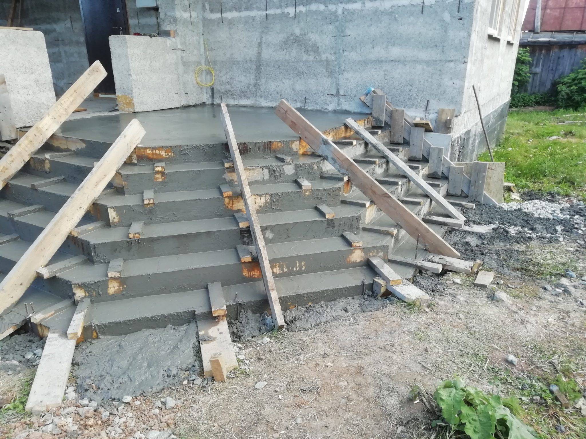 Как сделать ремонт бетонных ступеней лестницы своими руками — все возможные варианты
