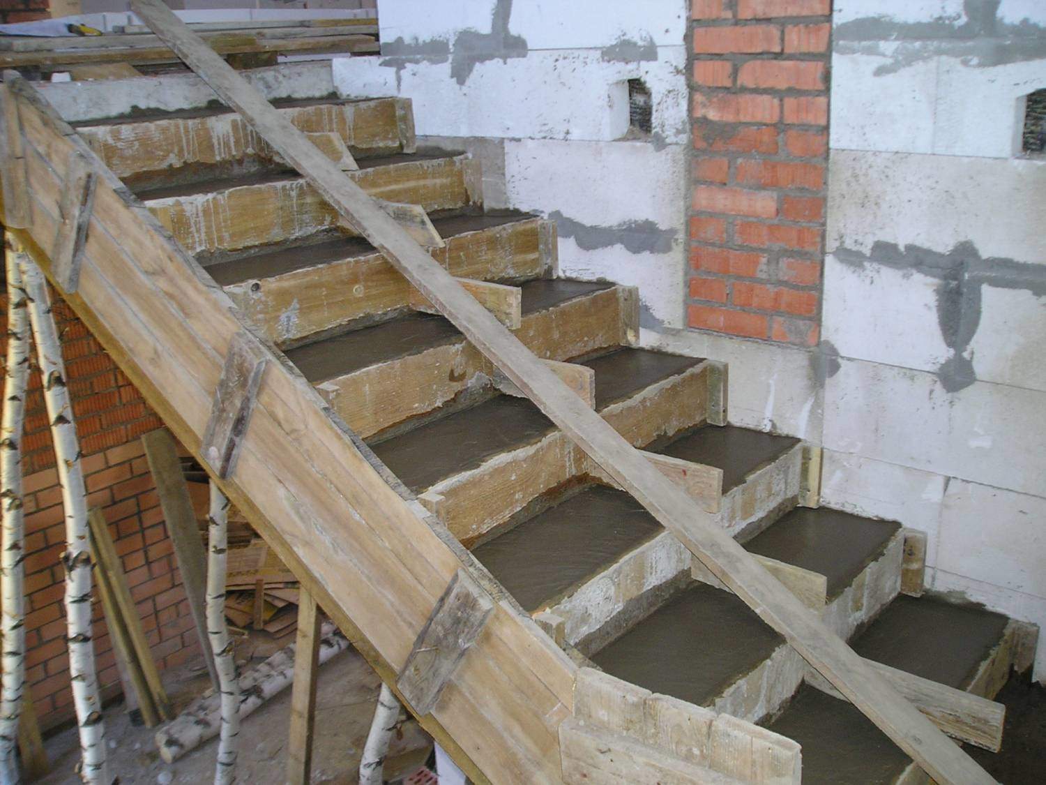 Отделка своими руками бетонной лестницы деревом в загородном доме