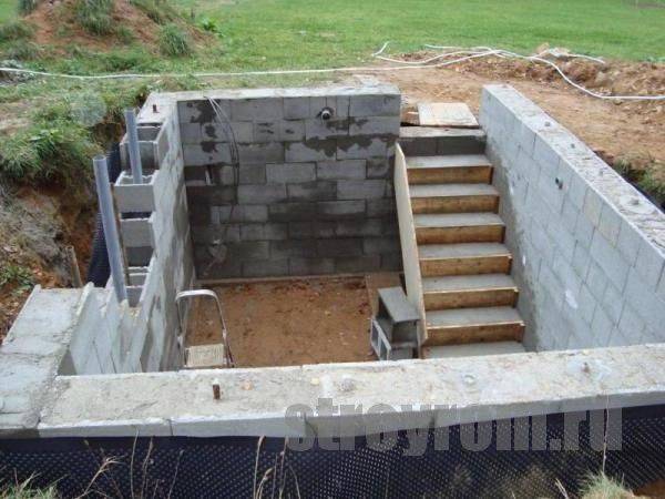 Как построить подвал из бетонных блоков: подойдет ли для возведения погреба размер 20x20x40, какие проблемы могут возникнуть