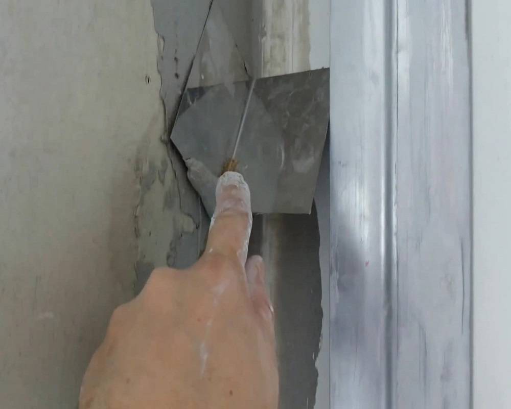 Как выровнять углы стен при помощи уголков и штукатурки (внутренние и внешние углы)
