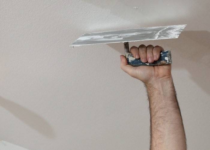 Как шпаклевать потолок из гипсокартона под покраску и под обои своими руками: видео