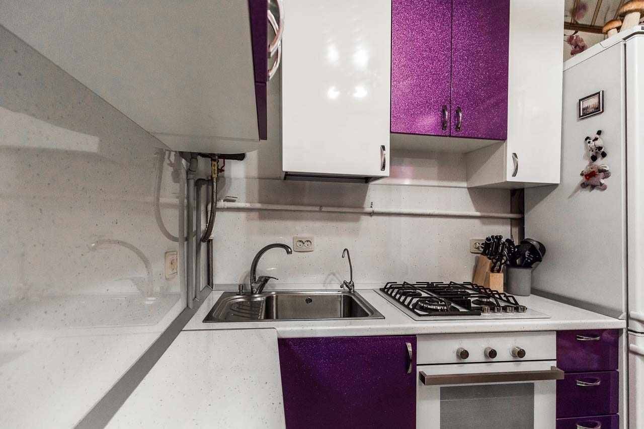 Дизайн кухни в хрущевке с газовой колонкой, холодильником и плитой - планировка