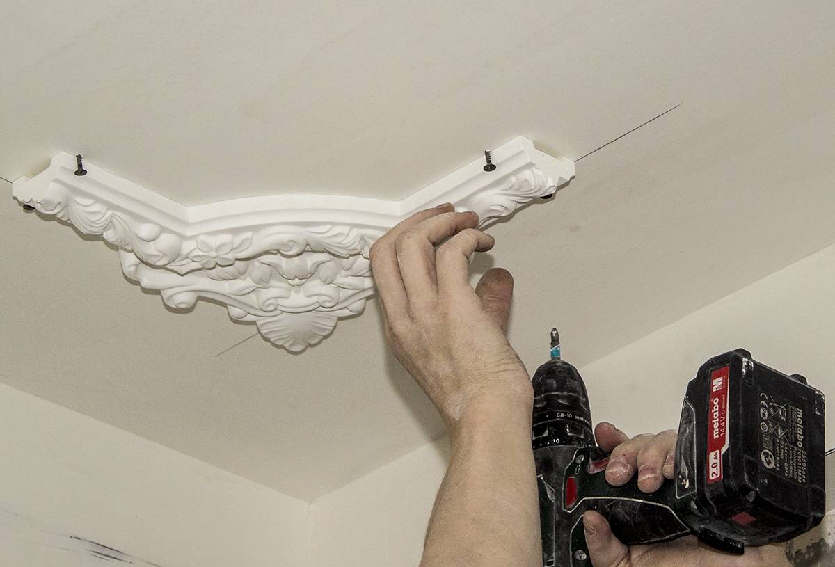 Лепнина на потолке - особенности выбора материала и монтажа