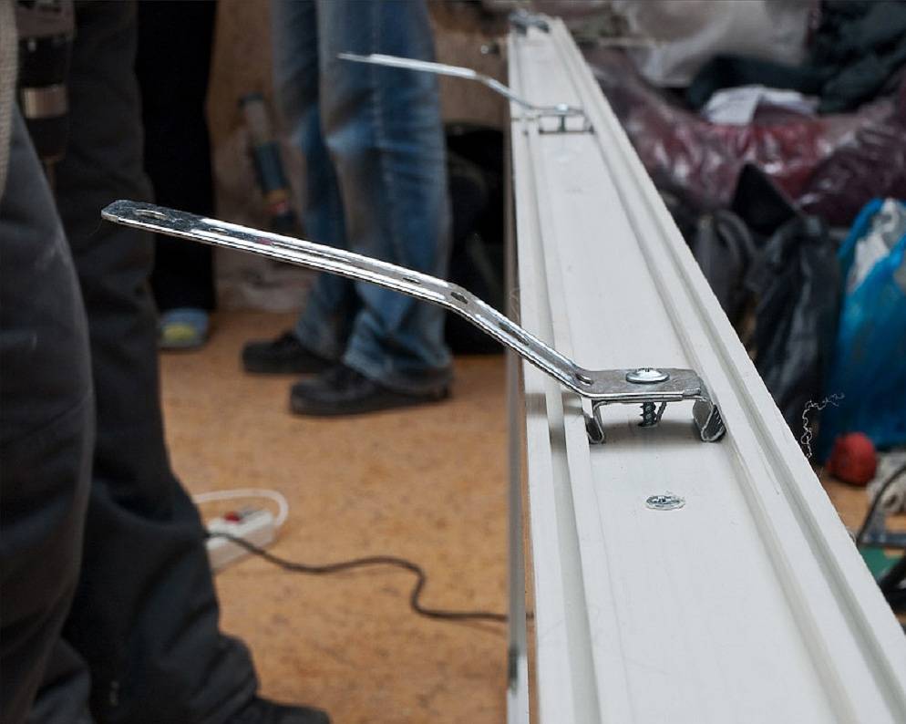 Анкерная пластина kbe 58. Анкерные пластины снизу окна. Крепеж для кронштейна телевизора на стену. Анкерная пластина для пластиковых окон 70 профиль. Установка кронштейна для телевизора.