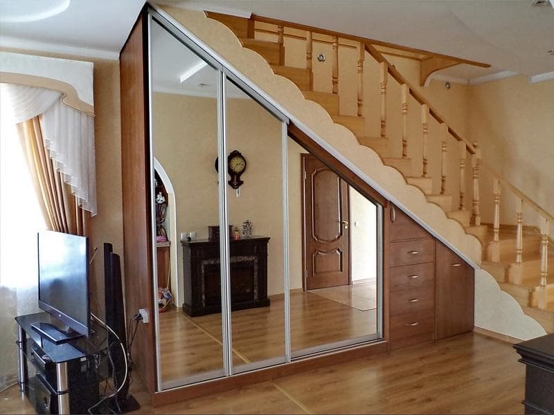 15 идей использования пространства под лестницей в доме на 2 этаж