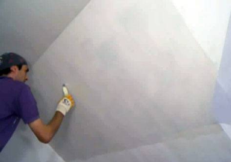 Как следует правильно клеить стеклохолст на потолок в собственном доме?