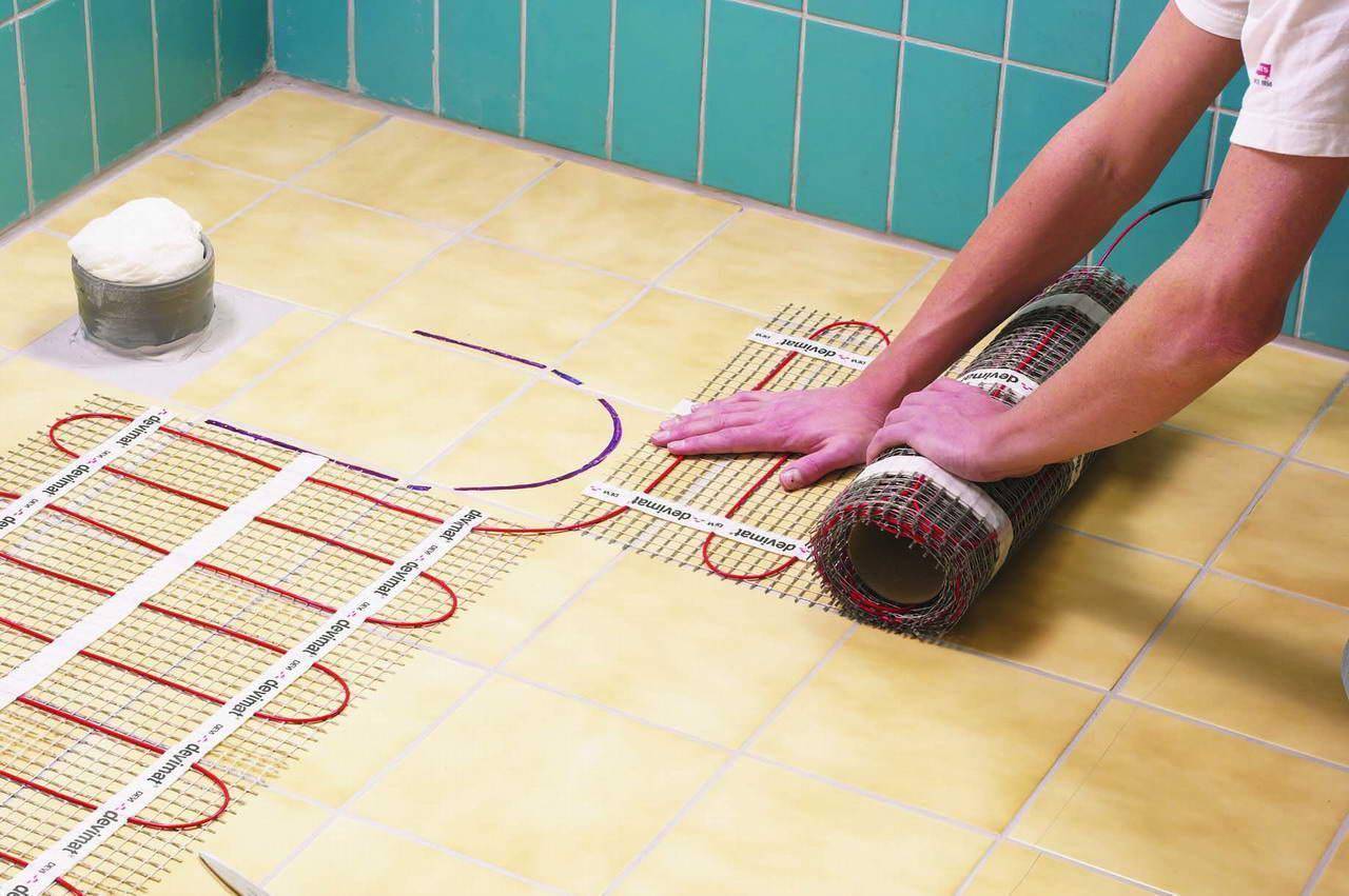 Как сделать электрический теплый пол в ванной под плитку – виды и технология монтажа