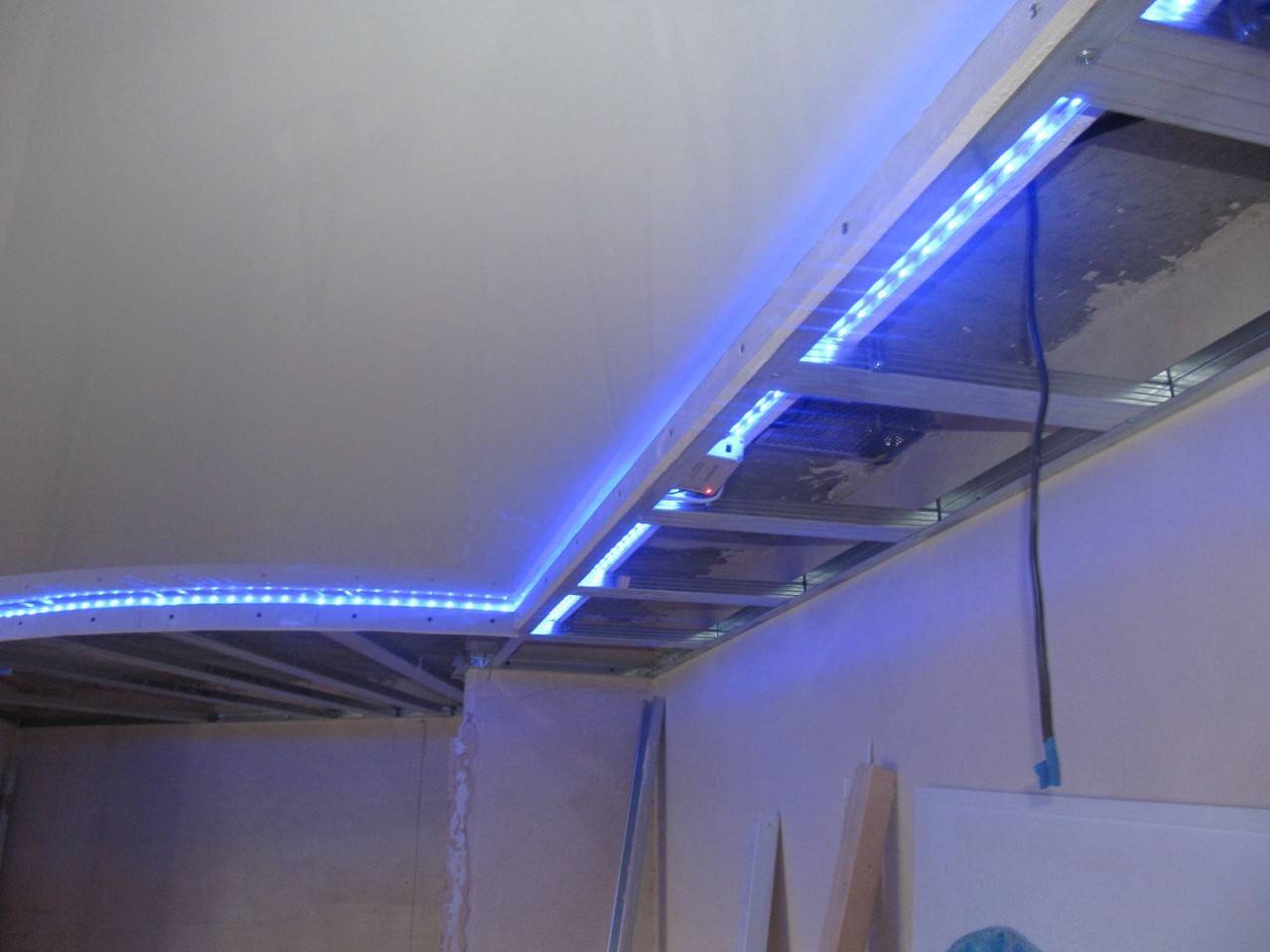 Монтаж светодиодной ленты под натяжной потолок | русский стартап