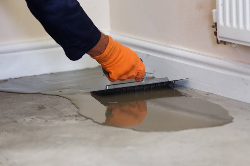 Как выровнять бетонную стяжку после заливки? - строительство просто