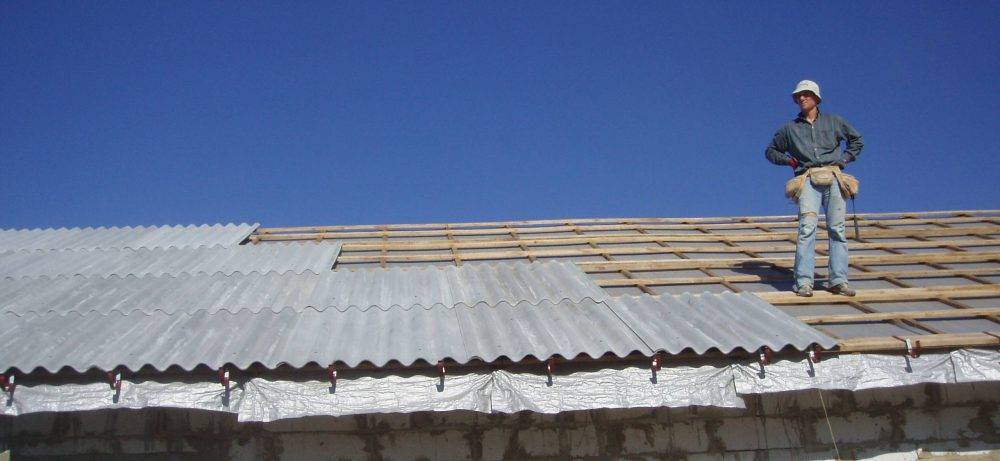 Крыша из плоского шифера: описание технологии монтажа, как крепить и разрезать