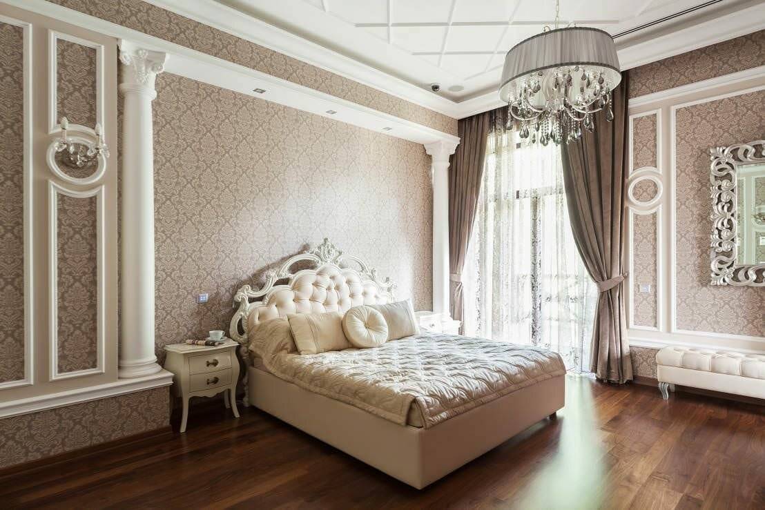Спальня в классическом стиле в светлых тонах с коричневой мебелью: дизайн интерьера 
 - 30 фото