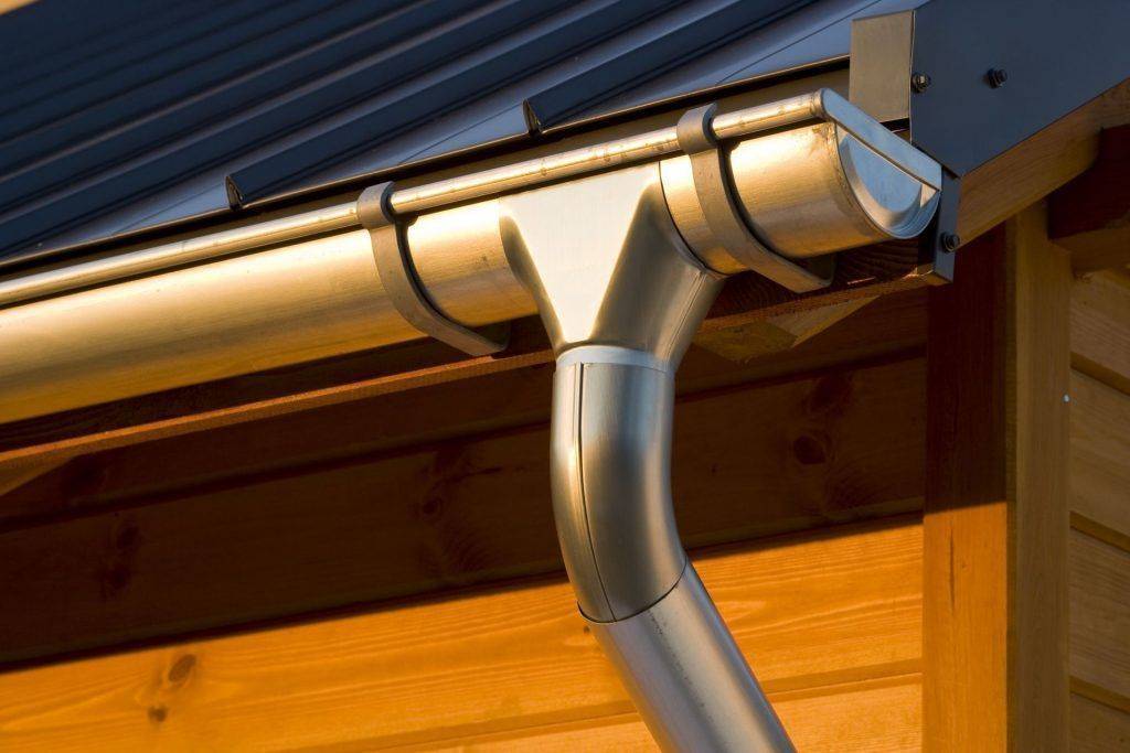 Монтаж металлических водостоков для крыши, своими руками: инструкция, как правильно монтировать водосточную систему, советы эксперта, фото и видео