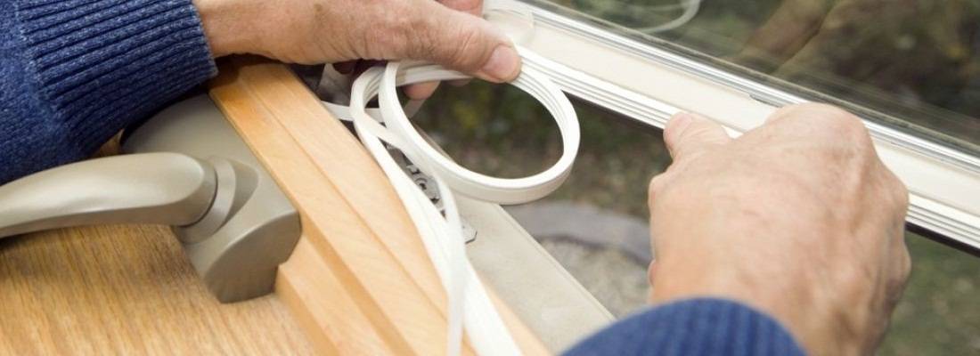 Как можно утеплить деревянные окна на зиму: основные способы, подробное пошаговое руководство