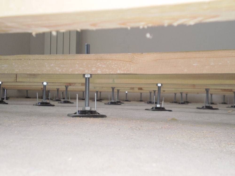 Как уложить лаги на неровный бетонный пол?